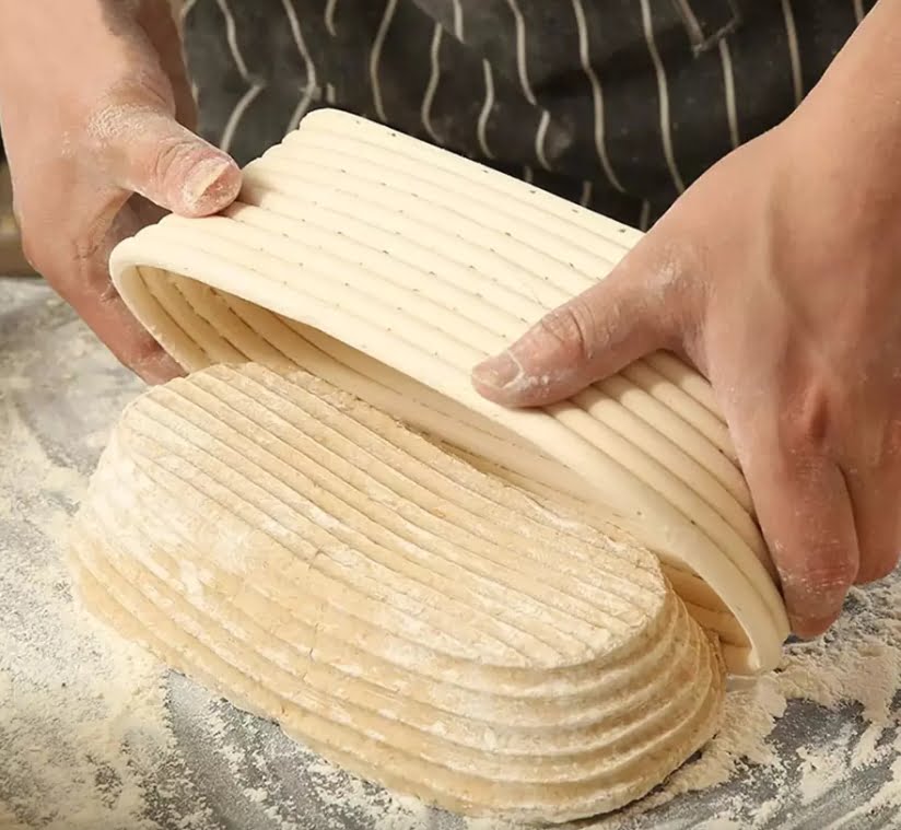 Coşuleţ din ratan  cu panza pentru prepararea pâinii ovale mare