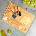 Set elegant pentru servirea brânzeturilor din bambus, cu 4 cuțite – 5 piese