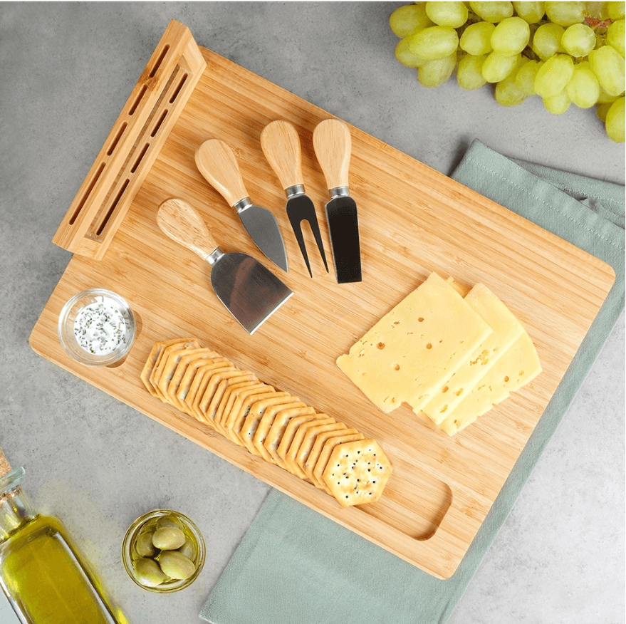 Set elegant pentru servirea brânzeturilor din bambus, cu 4 cuțite – 5 piese