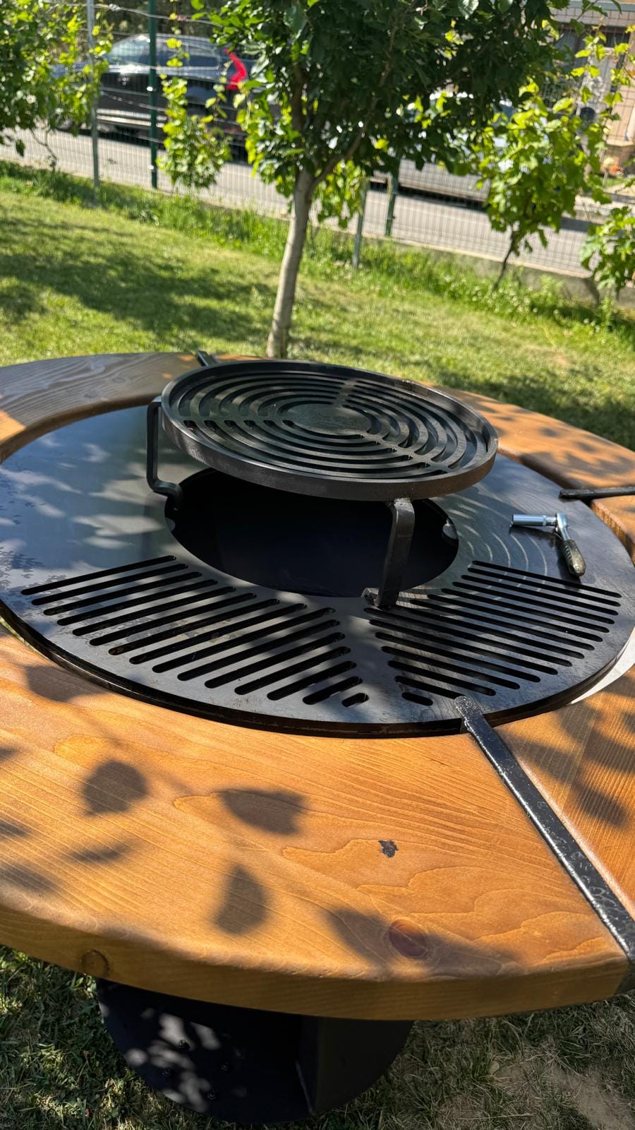 Gratar rotund Vatra Apusenilor 75 cm cu blat de stejar
